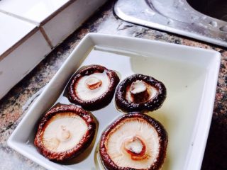 2、洛氏新煮义--香菇牛肉馅饼,香菇泡发