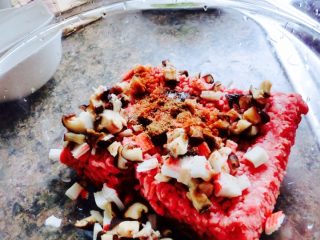 8、洛氏新煮义--香菇牛肉馅饼,往牛肉馅中加入盐，糖，辣椒粉，鸡精，五香粉，生抽，老抽，香油，胡椒粉