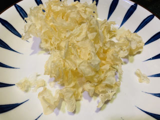 2、紫薯银耳粥,取半朵就够了