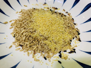 7、紫薯银耳粥,准备杂粮