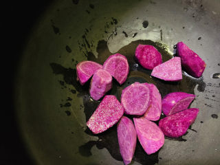 9、紫薯银耳粥,把紫薯放入电饭煲