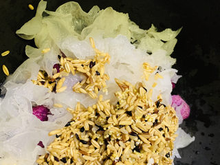 11、紫薯银耳粥,加入洗净的杂粮