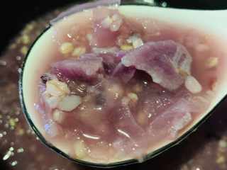 15、紫薯银耳粥,搅拌一下，盛碗里