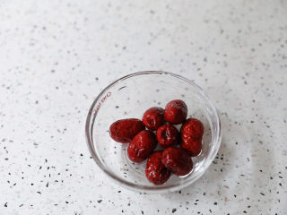 4、红枣黑米粥,红枣洗净