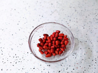 5、红枣黑米粥,红皮花生洗净