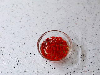 7、红枣黑米粥,枸杞用水浸泡备用