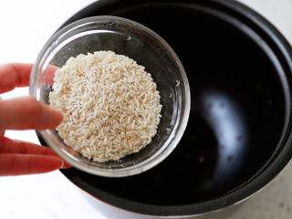 9、红枣黑米粥,加入糯米