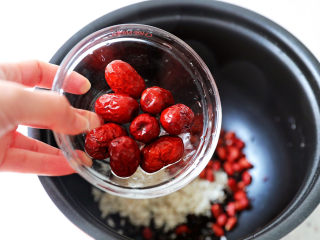 11、红枣黑米粥,加入红枣