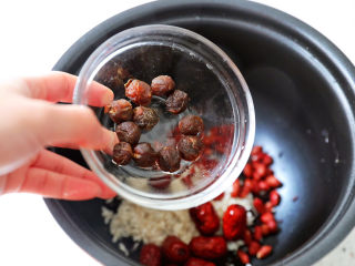 12、红枣黑米粥,加入桂圆