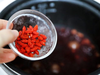 15、红枣黑米粥,煮熟后加入枸杞