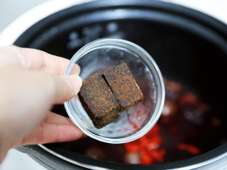 16、红枣黑米粥,加入红糖