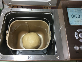 3、红糖花朵馒头,面揉好后使用面包机发酵功能进行发面，时间为30分钟。