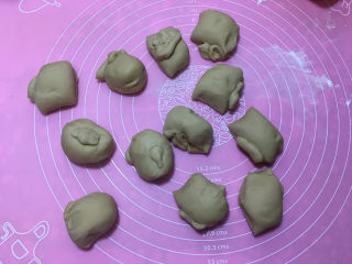5、红糖花朵馒头,将发酵好的面团取出进行排气，然后平均分成12份。