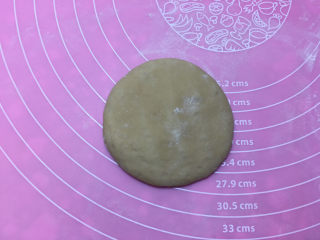 6、红糖花朵馒头,取一个面团揉圆后按成圆形。