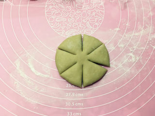 7、红糖花朵馒头,用刀切六刀，中间不要切断。