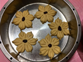 11、红糖花朵馒头,锅中刷油，将做好的花朵馒头放入锅中进行醒发，时间为20分钟。