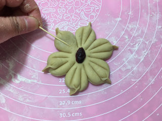 10、红糖花朵馒头,在花瓣上用牙签压出花纹。