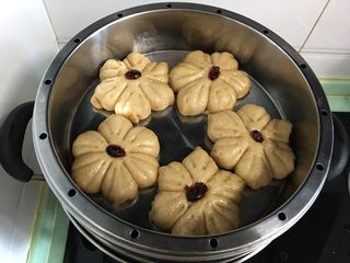 12、红糖花朵馒头,醒发后冷水上锅蒸25分钟，蒸好闷5分钟后再掀盖。