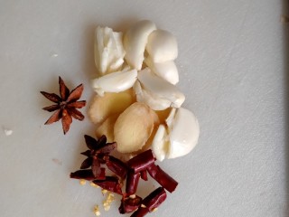 2、可乐鸡翅,准备八角两个，大蒜子三粒，大蒜子拍下。生姜切片，干辣椒壳两克。