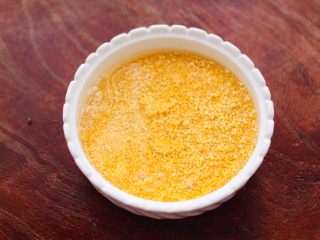 2、红薯百合红枣小米粥,把小米洗净后，用清水浸泡10分钟。