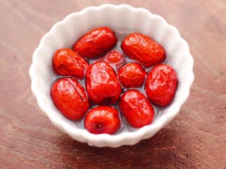 3、红薯百合红枣小米粥,红枣洗净后，用清水浸泡1小时。