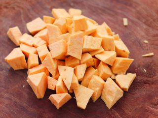 4、红薯百合红枣小米粥,把红薯用到切成块状。