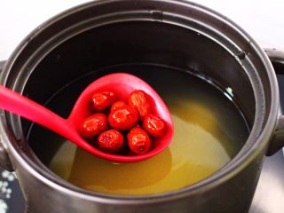 6、红薯百合红枣小米粥,再放入浸泡后，洗净的红枣。