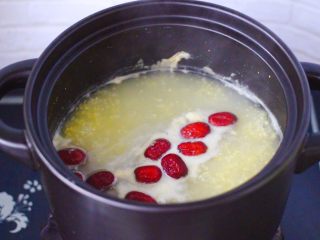 9、红薯百合红枣小米粥,继续用小火炖煮30分钟，看见米汤汁变得浓稠时。
