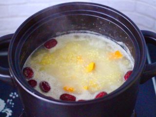 11、红薯百合红枣小米粥,大火煮开后，继续用中火煮至红薯变软的时候。