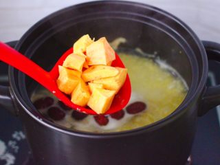10、红薯百合红枣小米粥,加入切块的红薯。