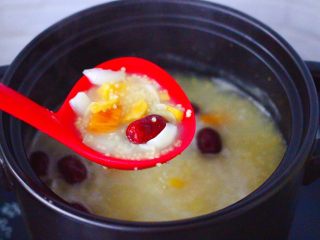 14、红薯百合红枣小米粥,中火慢慢炖煮至冰糖，完全溶化即可关火。