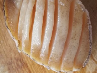 3、秋冬滋补篇:鲍鱼排骨山药汤(含鸡汤粉做法),刹好去壳后斜刀内里四十五度切花刀