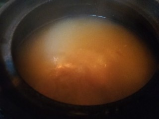 11、秋冬滋补篇:鲍鱼排骨山药汤(含鸡汤粉做法),两个小时后汤已经好了,挑出葱姜,盛出一部分做鲍鱼排骨汤米粉用。