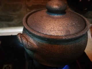 10、秋冬滋补篇:鲍鱼排骨山药汤(含鸡汤粉做法),这是我的宝贝,熬汤最棒的要属它。从小家里熬汤用这种锅出白汤,银耳出胶,煮粥粘稠,煮汤更香浓。卤煮和牛肉汤用黄色外观的土砂锅更好。