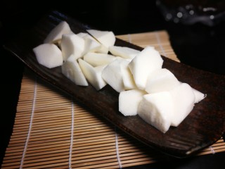 13、秋冬滋补篇:鲍鱼排骨山药汤(含鸡汤粉做法),小窍门:在水龙头放水的情况下边冲边刮,不变色,不麻手。去皮切块。