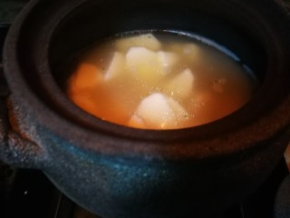 14、秋冬滋补篇:鲍鱼排骨山药汤(含鸡汤粉做法),倒入砂锅中,加盐,继续小火熬煮,大约煮半小时,2.5升的三口之家用刚好一餐不剩。感觉大家庭买四升的足够了。