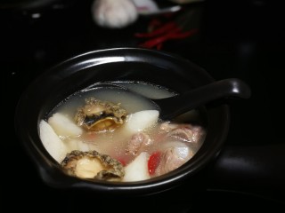 15、秋冬滋补篇:鲍鱼排骨山药汤(含鸡汤粉做法),半小时后加胡椒、鸡精和枸杞就可以出锅了,吃葱的可以加些葱花,儿子不吃葱为了省事,免得挑,我就没放。