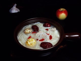 16、秋冬滋补篇:鲍鱼排骨山药汤(含鸡汤粉做法),清晨,加上一些泡好的米粉和红枣,又是一餐营养丰富的美味早餐。调理身体事要每天做,持续性很重要。