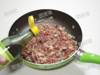 5、葱爆羊肉,加入1小匙的陈醋，大火快速翻炒约1分钟。