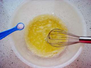 3、芝麻薄脆饼,加入盐，搅拌均匀不用打发。