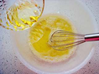 4、芝麻薄脆饼,倒入玉米油。