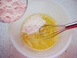 5、芝麻薄脆饼,倒入低筋面粉。