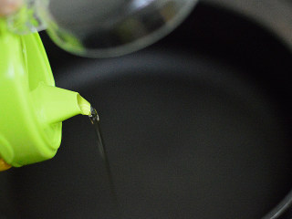 3、葱油拌面,锅里倒入食用油