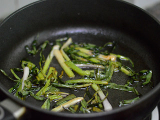 6、葱油拌面,基本不用管,可以做其他事,隔几分钟看看,翻动一下,熬制到葱段呈焦黄状态即可