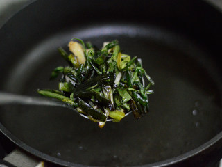 7、葱油拌面,将熬好的葱油段捞出