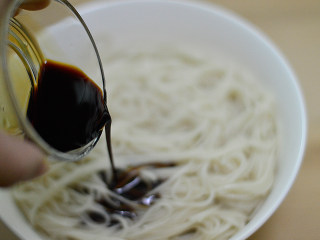 12、葱油拌面,倒入生抽和香醋
