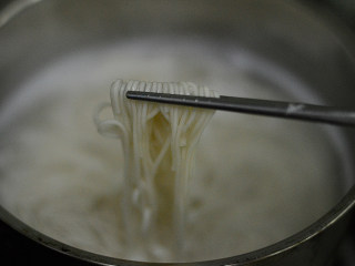 10、葱油拌面,煮至面条中间有白心即可关火,闷一会后捞出