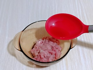 2、老北京肉丝炸酱面,将切好的肉丝加入器具中，再加入料酒。