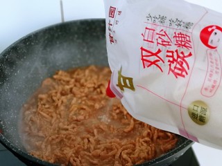 8、老北京肉丝炸酱面,加入白砂糖。(我用的是无硫双碳糖，家中有老人的可以用它家的木糖醇 不含蔗糖，送礼过节食用都很好。）