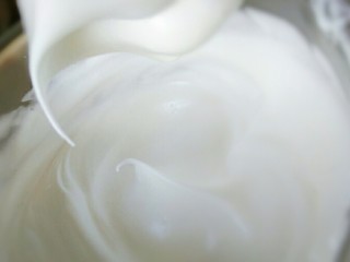 5、火龙果盒子蛋糕,蛋清加入适量柠檬汁，分三次加白糖打发至小弯钩状态，分次加糖，可以看我戚风蛋糕的菜谱